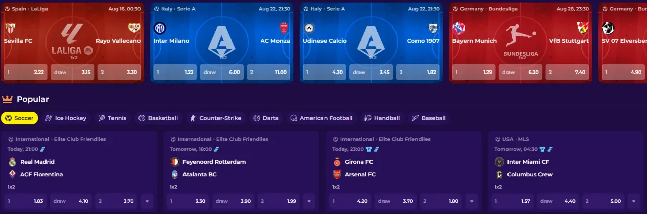 Esports controllers naast voetbalveld livestream scherm